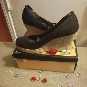 Wedge sandal in black